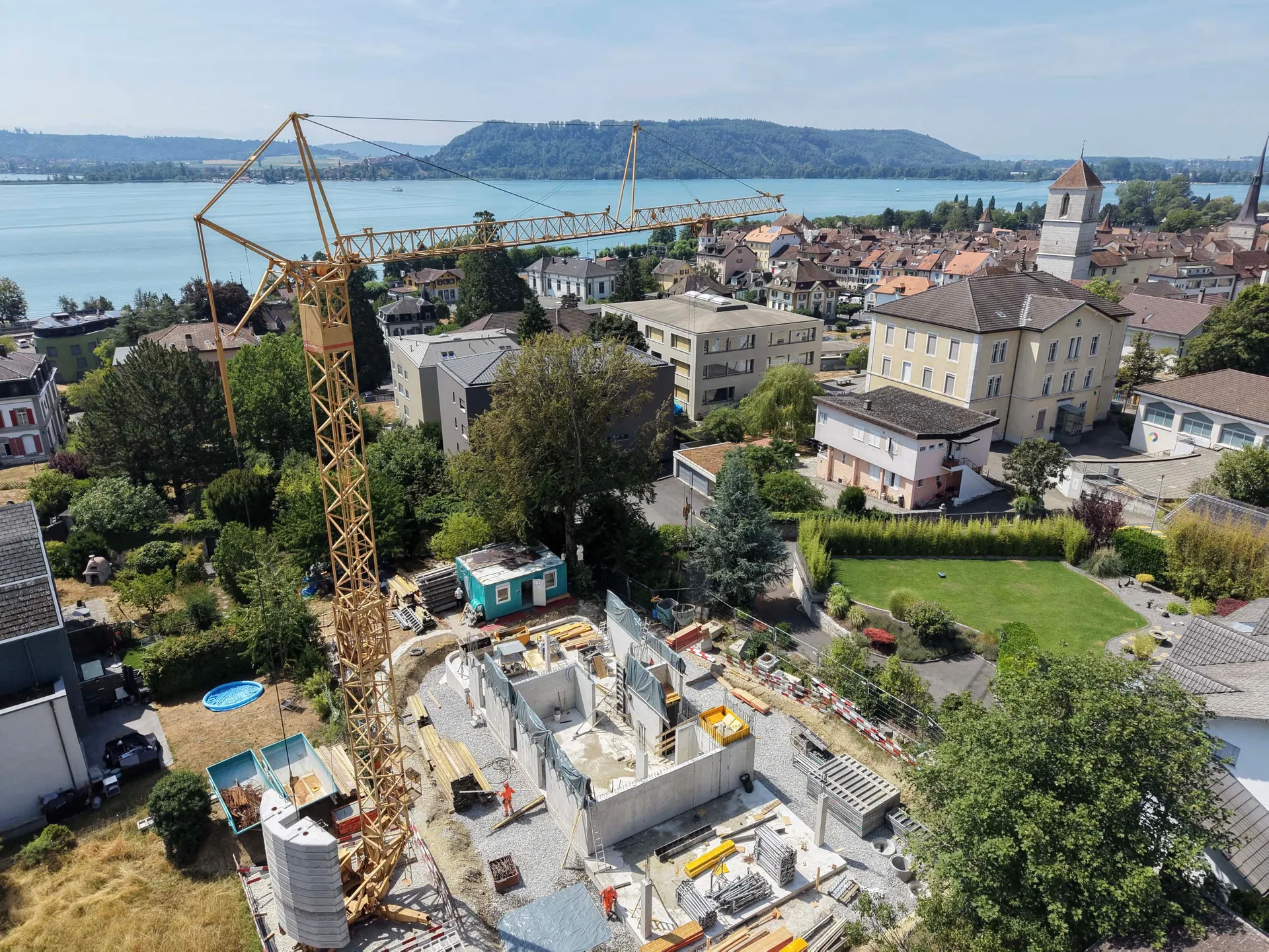 Baustelle in La Neuveville mit Kran und Blick auf den Bielersee